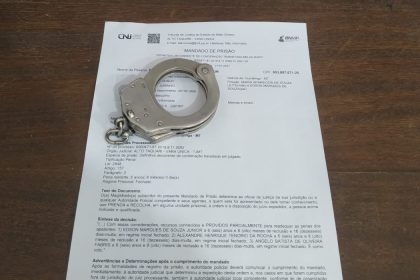 Homem com prisão por mandado de roubo se entrega à Polícia Militar no Distrito Industrial, em Rondonópolis.