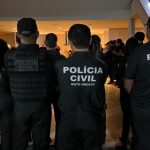 A Operação Libertas em Rondonópolis cumpre 50 mandados contra facção criminosa envolvida em tráfico e lavagem de dinheiro no bairro Jardim Brasília.