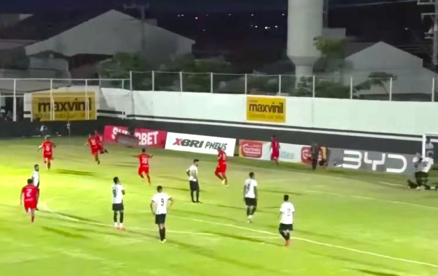 Jogadores do União de Rondonópolis perfilados antes de partida oficial.