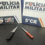 Duas facas de cozinha utilizadas em tentativa de homicídio sobre uma superfície cinza, apreendidas pela Força Tática.