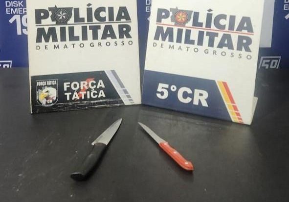 Duas facas de cozinha utilizadas em tentativa de homicídio sobre uma superfície cinza, apreendidas pela Força Tática.