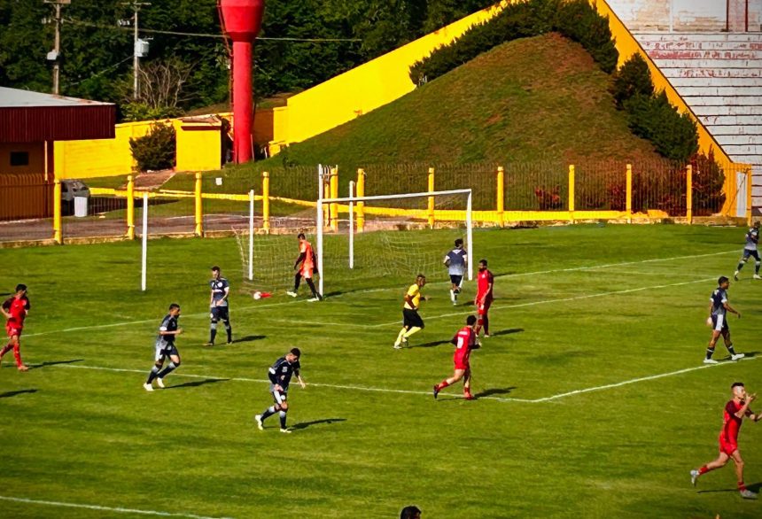 Vista interna do Estádio Luthero Lopes em Rondonópolis com a torcida do União ocupando as arquibancadas.