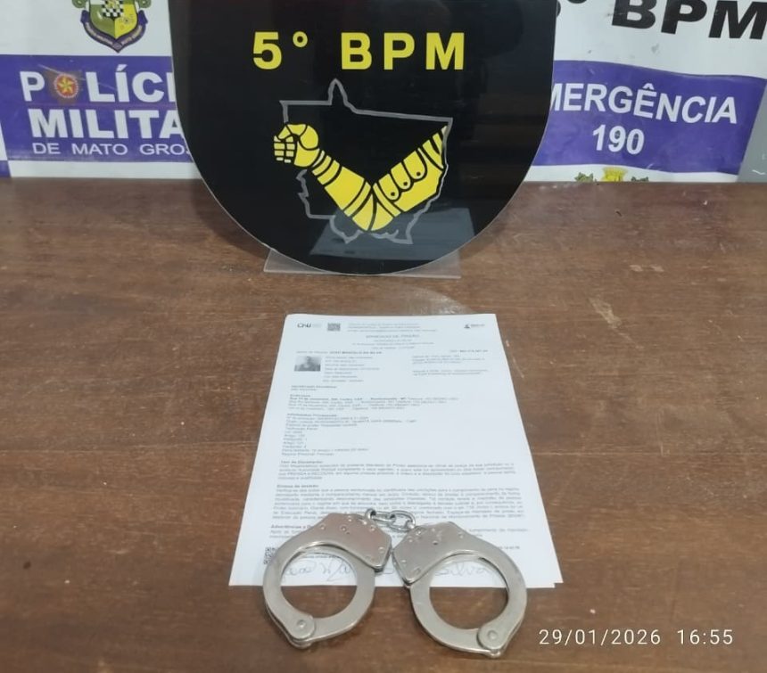 A PM efetuou a prisão de suspeito procurado por homicídio e furto no Centro de Rondonópolis. O homem tinha um mandado de prisão expedido desde 2009.