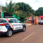 Viatura da Polícia Militar de Mato Grosso estacionada em rua residencial durante atendimento de ocorrência de violência doméstica.