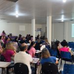 Profissional de saúde realizando exame de sensibilidade para detecção de hanseníase em paciente.