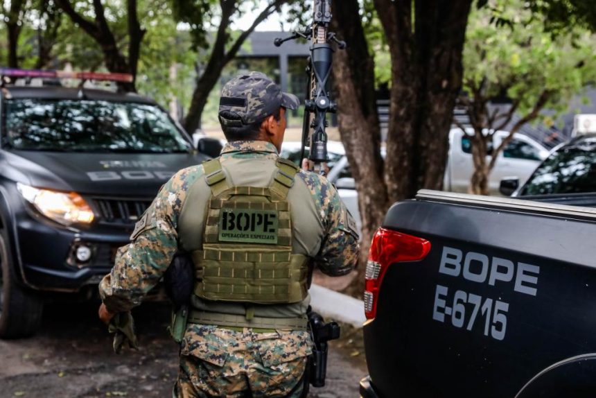 Policiais do Bope de Mato Grosso exibindo grande quantidade de tabletes de cocaína e maconha apreendidos.