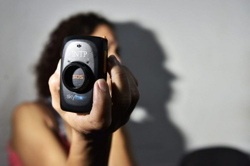 Homem invade casa da ex no Maria Amélia e é preso pela PM. Vítima acionou botão do pânico após descumprimento de medida protetiva.