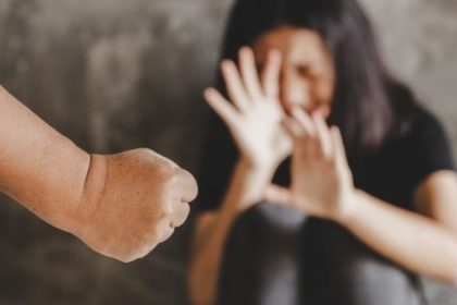 Homem é detido pela Polícia Militar no bairro Sagrada Família, em Rondonópolis, por violência psicológica contra a mulher e cárcere privado.