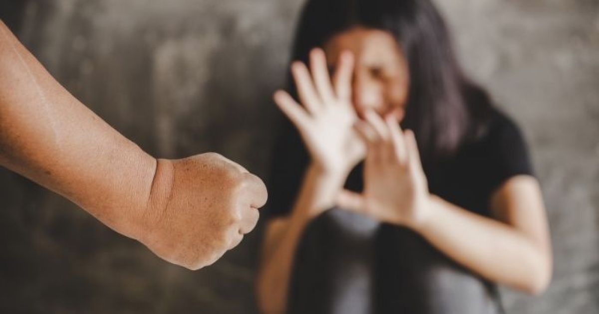 Homem é detido pela Polícia Militar no bairro Sagrada Família, em Rondonópolis, por violência psicológica contra a mulher e cárcere privado.