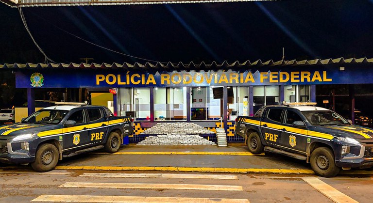 Tabletes de skunk apreendidos pela Polícia Rodoviária Federal em Rondonópolis sobre carga de papelão.