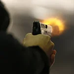 Um homicídio em Rondonópolis mobilizou a PM no bairro Pedra 90. A vítima foi atingida por dez tiros de calibre 9 mm dentro de sua residência.