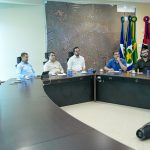 Prefeito e secretários de Rondonópolis em reunião para definir início das obras da policlínica.