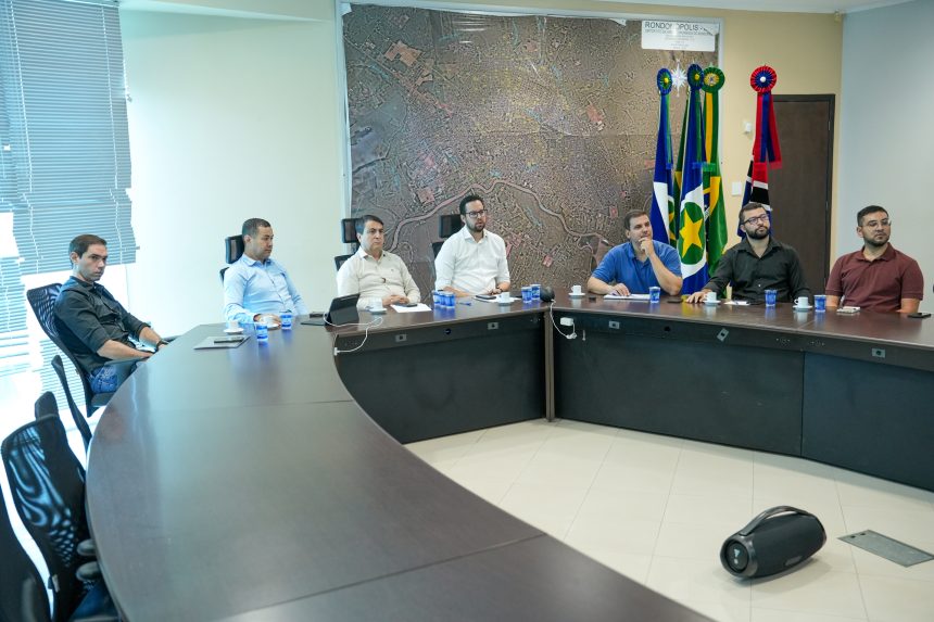 Prefeito e secretários de Rondonópolis em reunião para definir início das obras da policlínica.