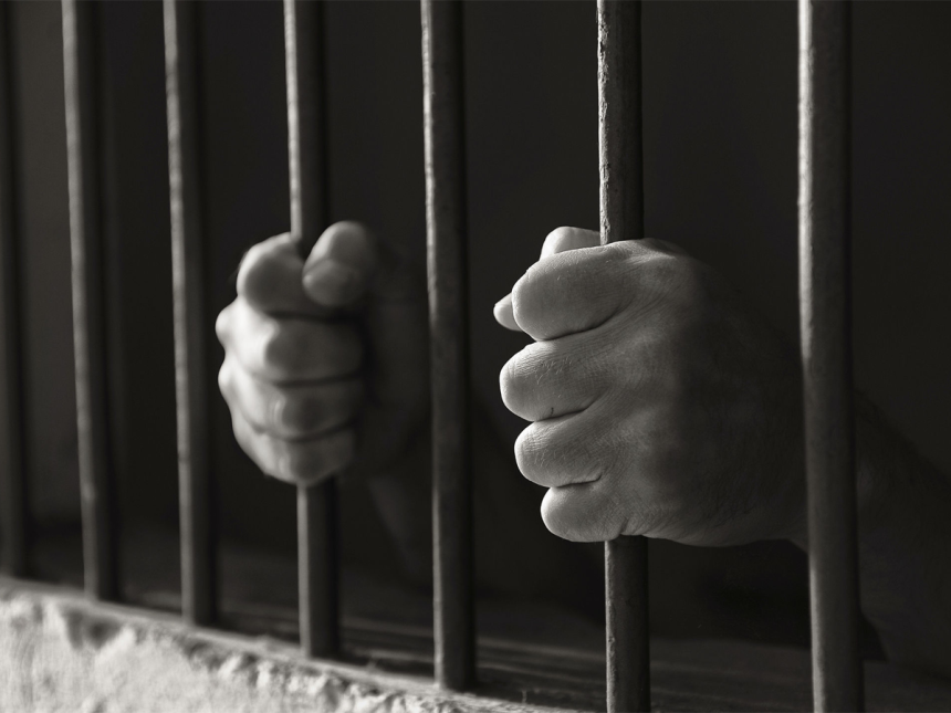 PM cumpre mandado no Fórum de Rondonópolis. Homem preso por pensão alimentícia tentava retirar documentos quando foi detido.