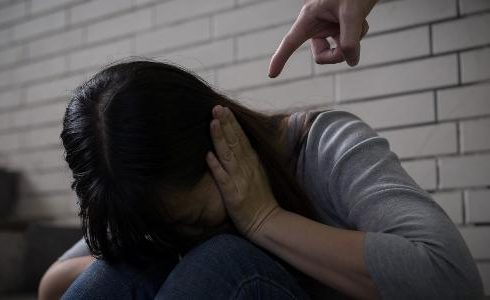 Homem é detido pela Polícia Militar no bairro Sagrada Família, em Rondonópolis, por violência psicológica contra a mulher e cárcere privado.