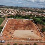 Prefeito Cláudio Ferreira e autoridades durante assinatura da ordem de serviço da Policlínica Regional em Rondonópolis.