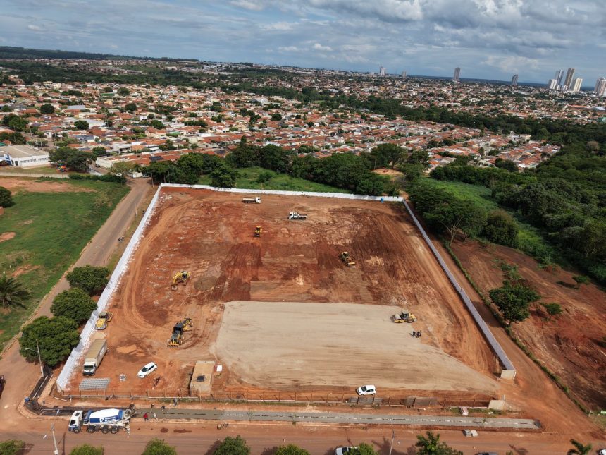 Prefeito Cláudio Ferreira e autoridades durante assinatura da ordem de serviço da Policlínica Regional em Rondonópolis.