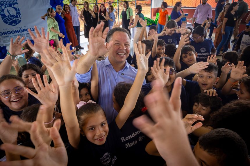 Rondonópolis conquista o Selo Ouro por avanço na alfabetização em 2025. Município subiu 33 posições no ranking estadual após investimentos do MEC.