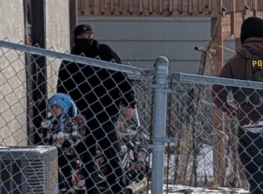 juiz-manda-soltar-crianca-de-5-anos-e-pai-detidos-pelo-ice-nos-eua