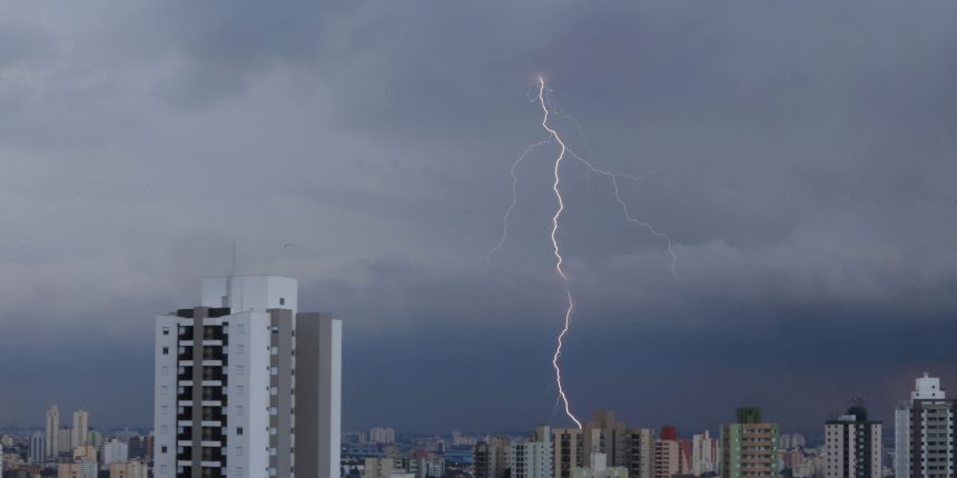 sp-registra-desabamentos-e-quedas-de-arvore-por-chuva-forte