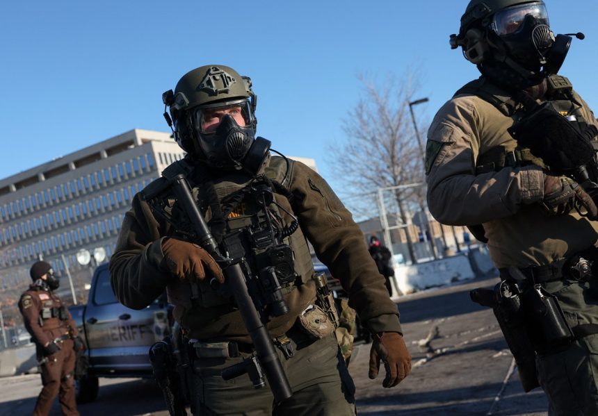 eua-vao-equipar-agentes-de-imigracao-com-cameras-corporais-apos-mortes-em-minnesota