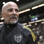 mesmo-suspenso,-sampaoli-se-comunica-com-a-equipe-por-radio;-veja-o-que-diz-a-cbf