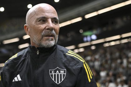 mesmo-suspenso,-sampaoli-se-comunica-com-a-equipe-por-radio;-veja-o-que-diz-a-cbf