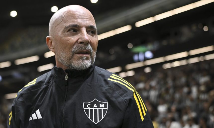 mesmo-suspenso,-sampaoli-se-comunica-com-a-equipe-por-radio;-veja-o-que-diz-a-cbf