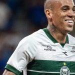 heroi-da-virada,-breno-lopes-valoriza-vitoria-do-coritiba-fora-de-casa