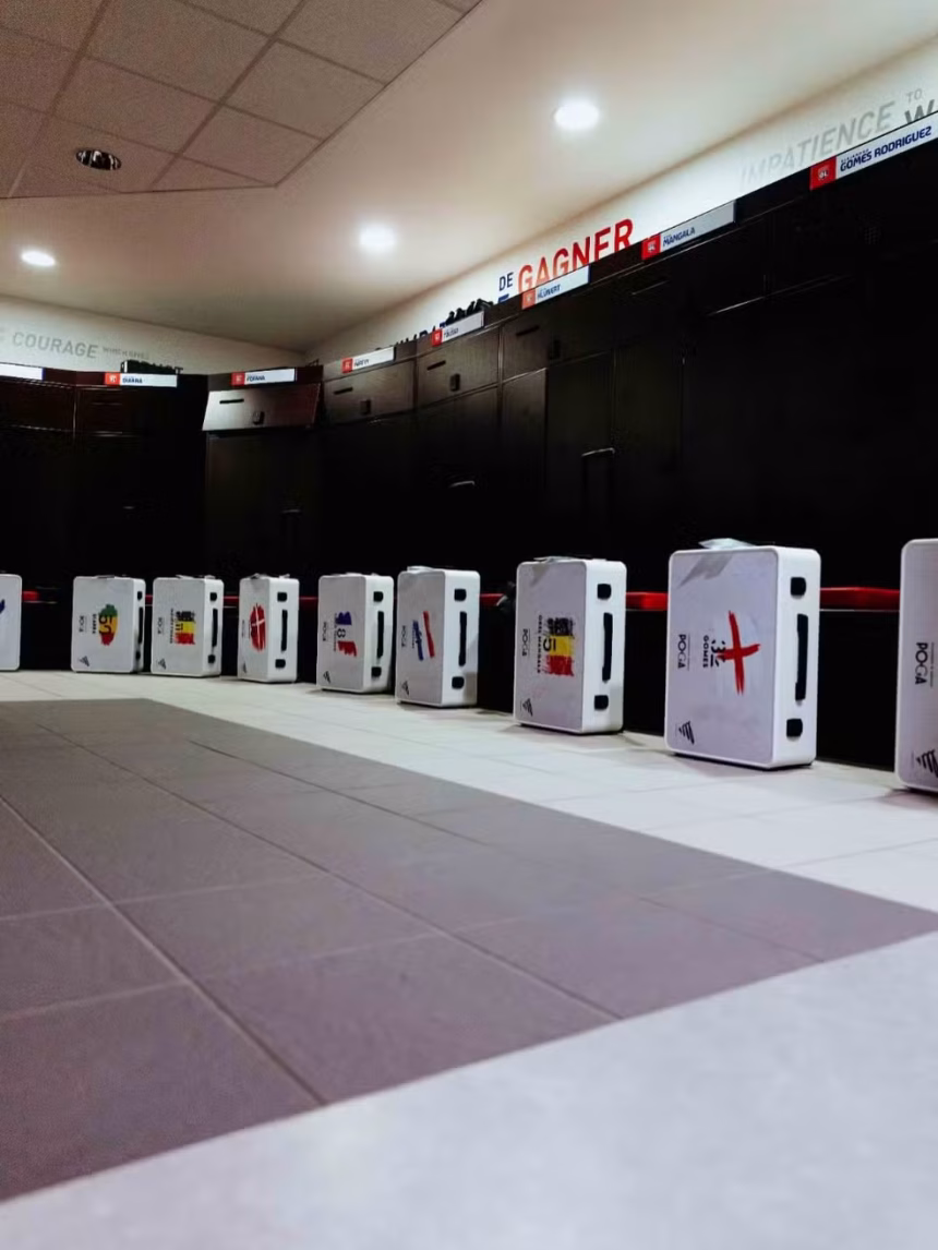 endrick-distribui-presentes-‘inusitados’-a-companheiros-do-lyon;-confira