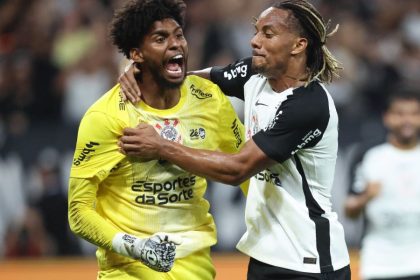 hugo-souza-pega-penalti,-corinthians-bate-o-bragantino-e-ganha-folego-no-brasileirao
