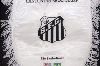 torcida-do-santos-protesta-contra-dirigentes-antes-de-jogo-em-casa;-veja