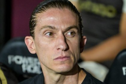 O Flamengo 2026 vive crise defensiva com média de 1,3 gol por jogo. Filipe Luís sofre pressão para mudar o time antes da decisão contra o Lanús.