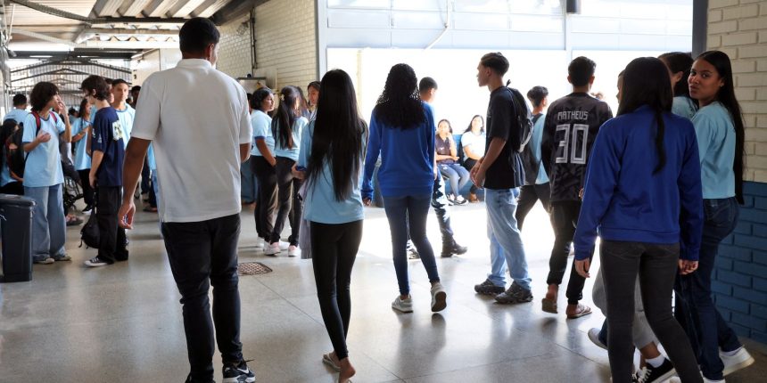 pe-de-meia:-mec-comeca-pagar-parcelas-incentivo-conclusao-e-enem