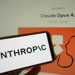 anthropic:-trump-quer-empresa-fora-do-governo-e-a-coloca-em-lista-negra