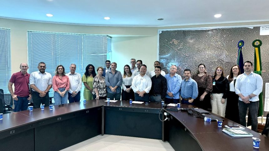 Prefeito Cláudio Ferreira e diretoria da Santa Casa reunidos no Paço Municipal de Rondonópolis.