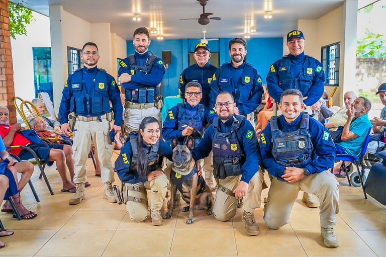 A PRF realizou uma ação social com idosos no Lar Paul Percy Harris, em Rondonópolis, com brindes e cães farejadores para os 84 residentes.