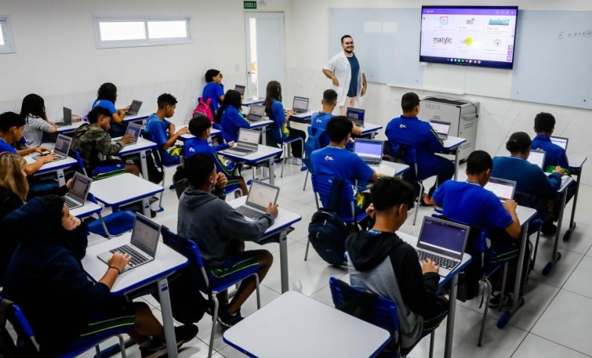 Seduc destina R$ 110 milhões ao Sistema Estruturado de Ensino em 2026 para atender 320 mil alunos e 628 escolas em Mato Grosso.