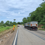 As obras na Serra de São Vicente alteram o trânsito na BR-364 nesta segunda (02). Confira o cronograma e os horários de interdição.