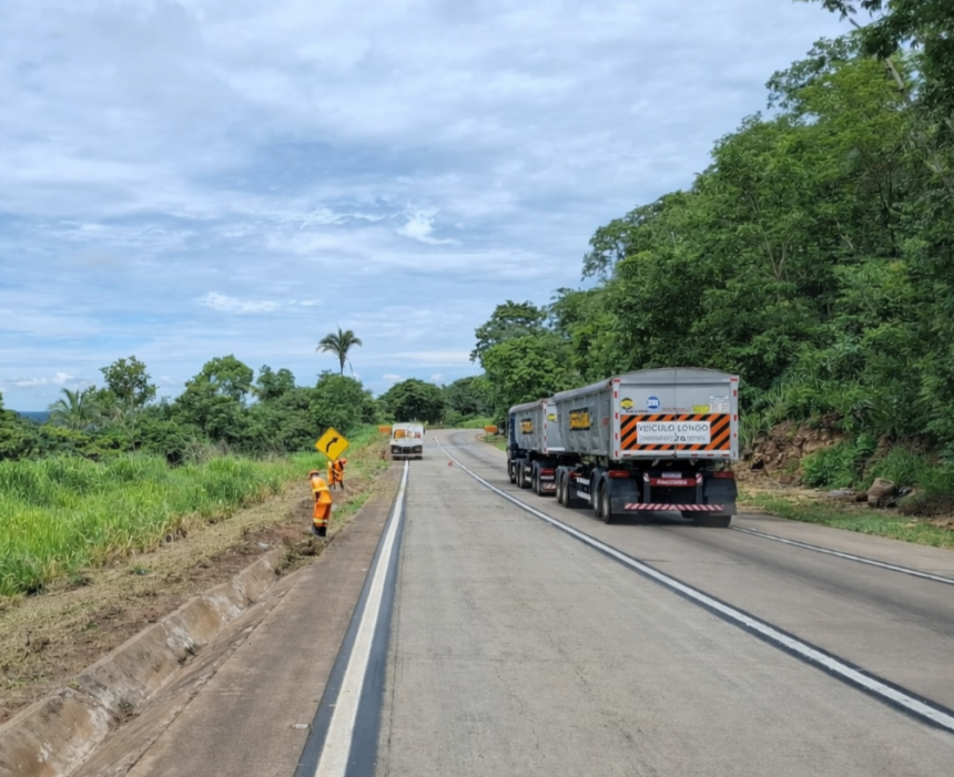 As obras na Serra de São Vicente alteram o trânsito na BR-364 nesta segunda (02). Confira o cronograma e os horários de interdição.