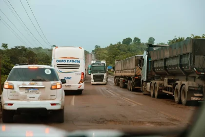 Logística no Arco Norte colapsa com filas de caminhões para descarregar soja em Miritituba. Motoristas esperam mais de 30 horas na BR-163.
