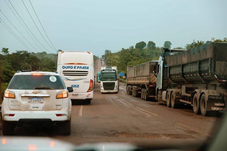 Logística no Arco Norte colapsa com filas de caminhões para descarregar soja em Miritituba. Motoristas esperam mais de 30 horas na BR-163.