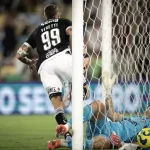 Vasco e Fluminense decidem vaga na final do Carioca neste domingo. Veja escalações, onde assistir e o impacto da saída de Philippe Coutinho.