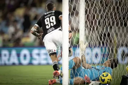 Vasco e Fluminense decidem vaga na final do Carioca neste domingo. Veja escalações, onde assistir e o impacto da saída de Philippe Coutinho.