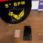 Policiais militares realizando abordagem em operação contra o tráfico de drogas em Mato Grosso.