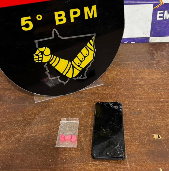 Policiais militares realizando abordagem em operação contra o tráfico de drogas em Mato Grosso.