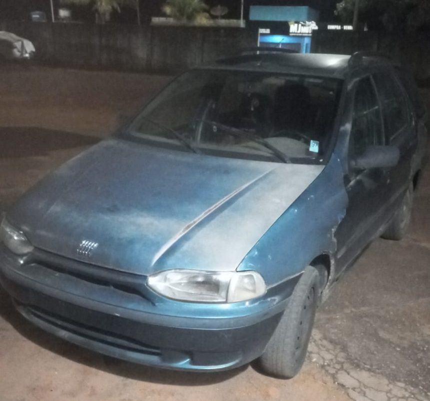 Policiais militares atendem ocorrência de trânsito envolvendo motorista embriagado na Avenida Rio Branco.