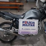 Motocicleta prata apreendida pela PM após direção perigosa em Guiratinga.