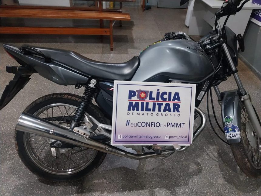 Motocicleta prata apreendida pela PM após direção perigosa em Guiratinga.