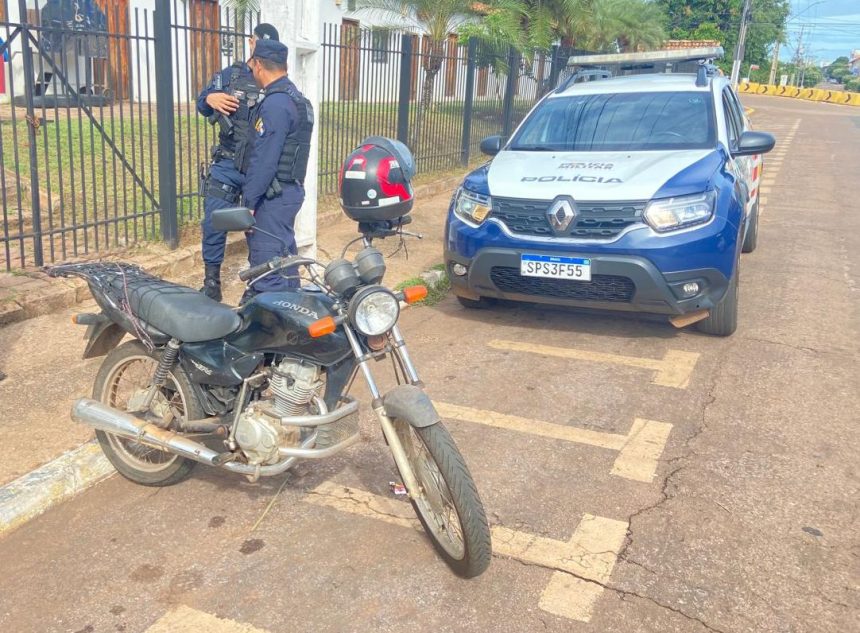 Motocicleta com queixa de furto apreendida pela Polícia Militar na Rua XV de Novembro em Rondonópolis.